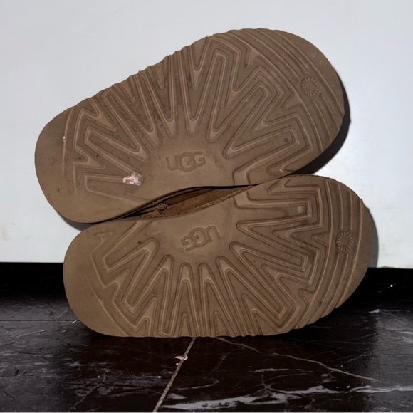 UGG kids Tan Sheepskin Boots size8 used. Rips front of the shoes. - Picture 7 of 9